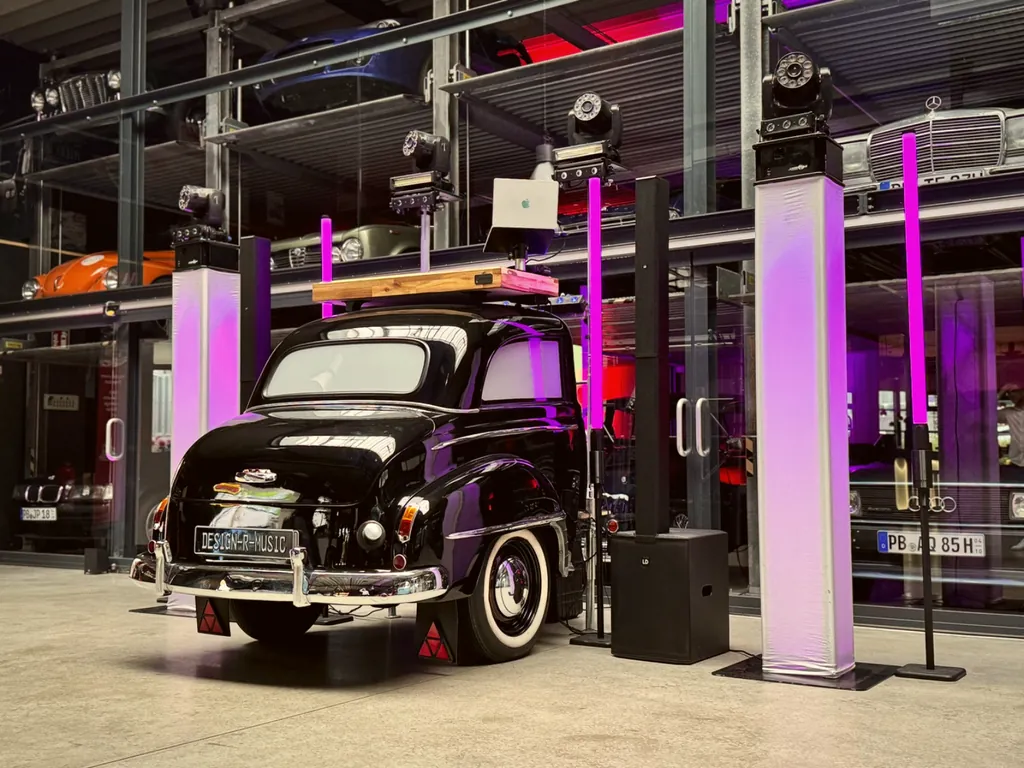 Restaurierter Oldtimer als DJ-Pult mit Line-Array-Säulen und Stage-Light Restaurierter Oldtimer als DJ-Pult mit Line-Array-Säulen und Stage-Light