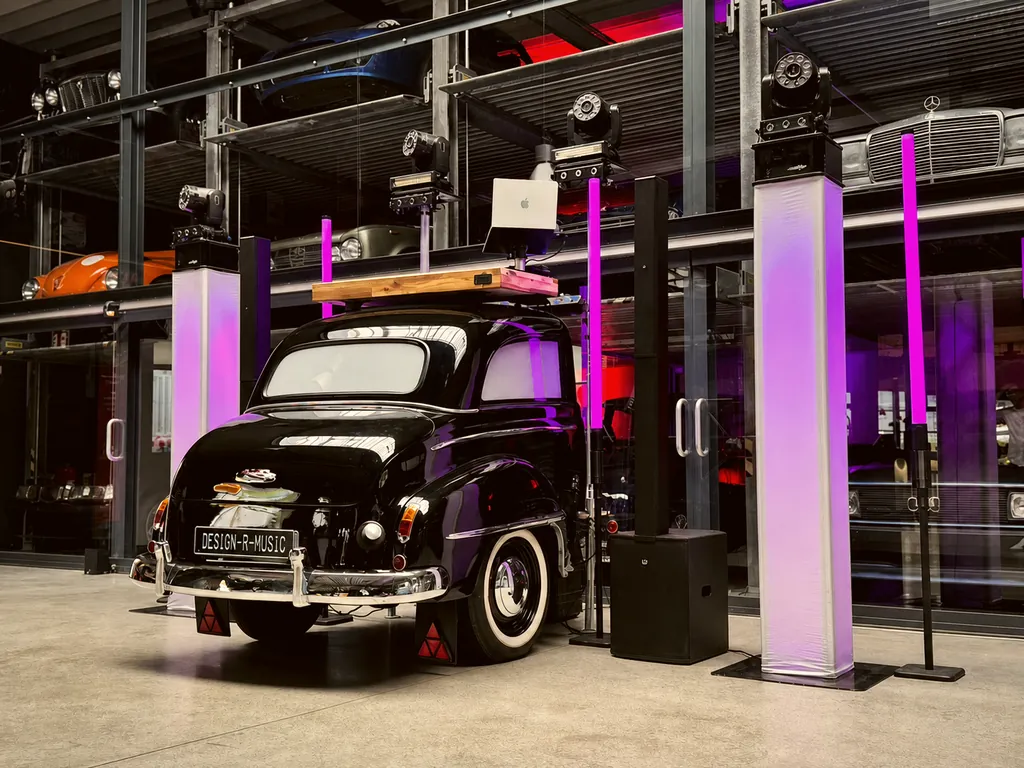 Schwarzer Oldtimer mit DESIGN-R-MUSIC-Kennzeichen als DJ-Pult, stimmungsvolles LED-Licht Schwarzer Oldtimer mit DESIGN-R-MUSIC-Kennzeichen als DJ-Pult, stimmungsvolles LED-Licht